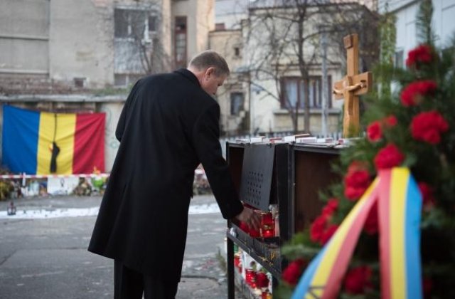 Iohannis a depus o coroana de flori in fata clubului Colectiv in memoria celor 64 de victime ale tragediei