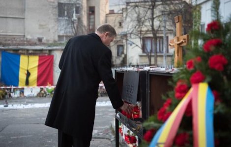 Iohannis a depus o coroana de flori in fata clubului Colectiv