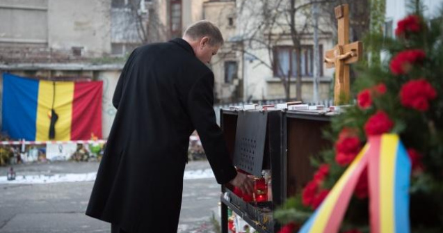 Iohannis a depus o coroana de flori in fata clubului Colectiv in memoria celor 64 de victime ale tragediei