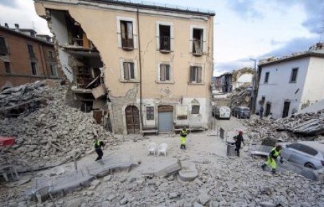 Primar din Italia: "S-a deschis pamantul, este fum, un dezastru"