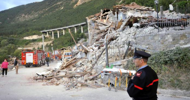 Mai multe cladiri, inclusiv doua biserici, s-au prabusit peste oameni