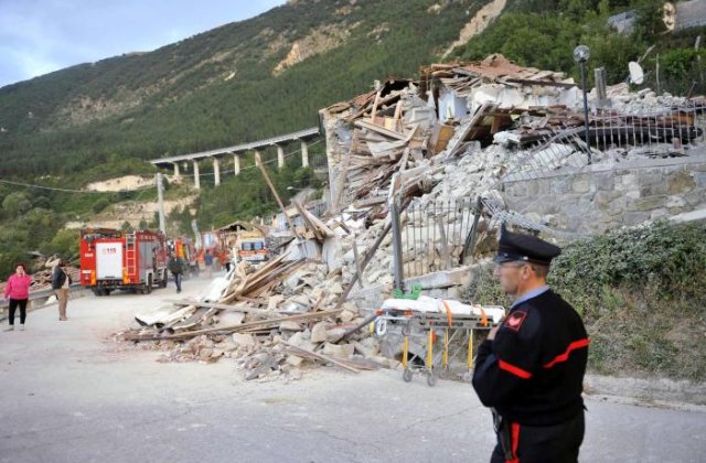 Mai multe cladiri, inclusiv doua biserici, s-au prabusit peste oameni in urma seismului, spun martori