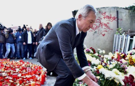 Klemm a depus o coroana de flori la Colectiv: Incurajam romanii