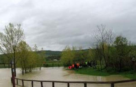 70 de copii blocati de ape, intr-o tabara din Suceava