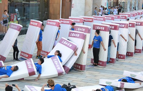  Video  Cel mai mare domino uman cu saltele