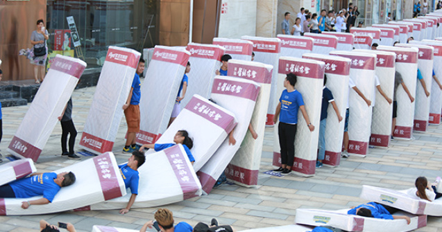  Video  Cel mai mare domino uman cu saltele