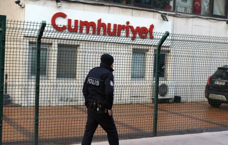 Turcia: Redactorul sef al ziarului de opozitie Cumhuriyet, retinut