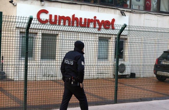 Turcia: Redactorul sef al ziarului de opozitie Cumhuriyet, retinut de politie