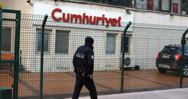 Turcia: Redactorul sef al ziarului de opozitie Cumhuriyet, retinut