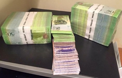 Venezuelenii nu mai numara banii, ci ii cantaresc