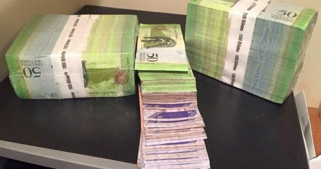 Venezuelenii nu mai numara banii, ci ii cantaresc