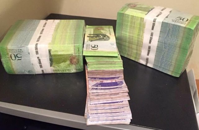 Venezuelenii nu mai numara banii, ci ii cantaresc