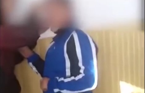  Video  11 elevi din Slatina, cu note scazute la purtare dupa ce au batut si umilit un coleg