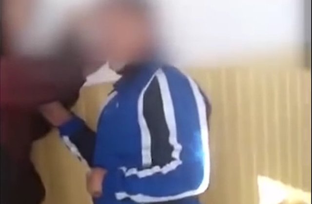 [VIDEO] 11 elevi din Slatina, cu note scazute la purtare dupa ce au batut si umilit un coleg