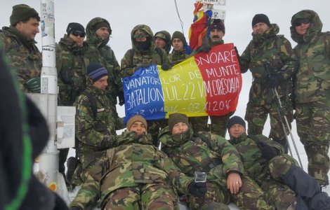 Tricolorul romanesc, arborat pe varful Moldoveanu de catre vanatorii de munte din Batalionul &#39;Ciresoaia&#39;