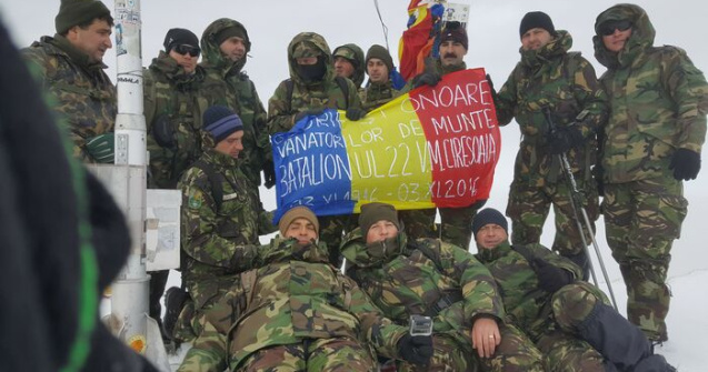 Tricolorul romanesc, arborat pe varful Moldoveanu