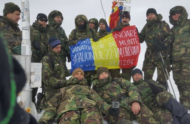 Tricolorul romanesc, arborat pe varful Moldoveanu de catre vanatorii de munte din Batalionul 'Ciresoaia'