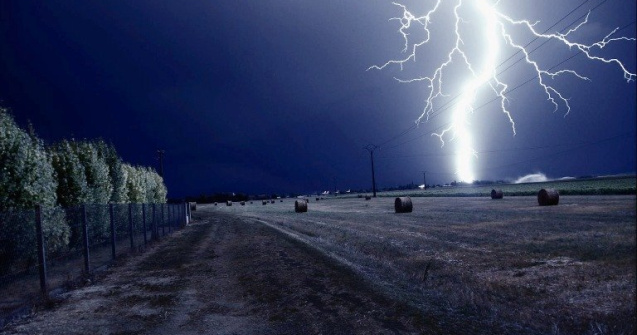  Video  O femeie a fost lovita neasteptat de un trasnet pe strada