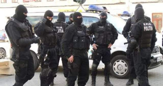 Invatator din Arges, suspectat de proxenetism. Racola eleve pentru prostitutie si posta filmuletele pe internet