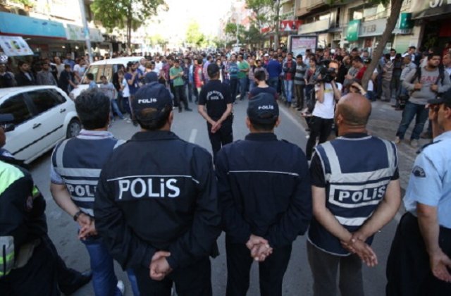 Turcia: Liderii principalului partid pro-kurd, arestati preventiv