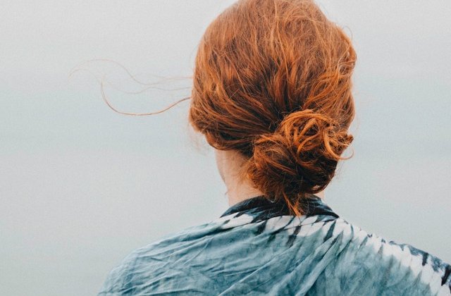 Te imbatranesc cu 10 ani! Top 7 GRESELI pe care le faci cand te tunzi si te coafezi