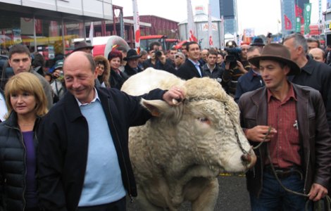 Basescu a vizitat Targul Indagra, in cautare de utilaje agricole