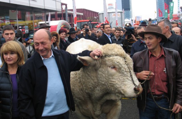 Basescu a vizitat Targul Indagra, in cautare de utilaje agricole: Vreau sa imi exploatez singur terenul