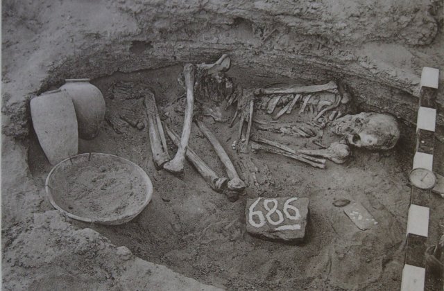 Mormant vechi de peste 5.000 de ani, cu ramasitele a patru oameni, descoperit in judetul Prahova