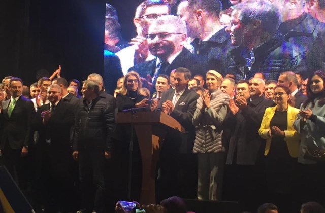 PNL a dat startul campaniei cu sloganul "Romania inainte" premierul Dacian Ciolos, prima aparitie la un miting