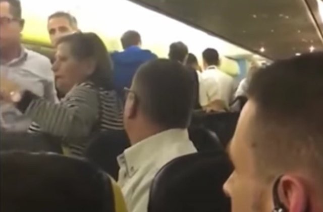 [VIDEO] Un avion a aterizat de urgenta in Italia, dupa ce mai multi romi s-au luat la bataie. Un roman a fost arestat