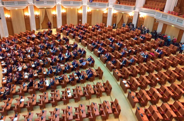 Liberalii contesta votul privind salariile
