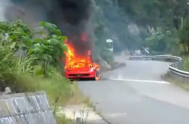 Ferrari 458 Italia are o problema cu... focul