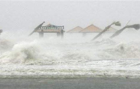 Uraganul Earl se apropie de Caraibe