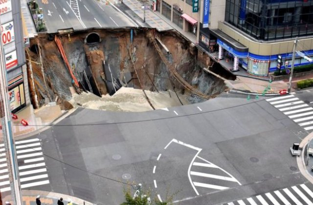 O groapa imensa a aparut peste noapte in Fukuoka, Japonia