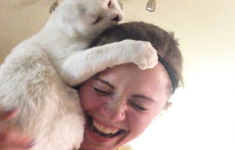  Foto  A adoptat o pisica surda si fara urechi pe care nu o voia nimeni. Mai tarziu, felina i-a salvat viata