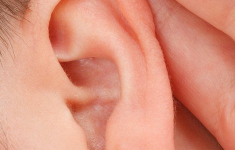 O femeie surdo-muta a pierdut indemnizatia pentru ca nu a auzit cand a fost strigata la evaluare