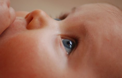 S-a nascut cu par alb, la fel ca mama ei. Uite cat de simpatica este