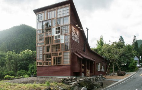 Acest bar din Japonia a fost construit in totalitate din gunoi