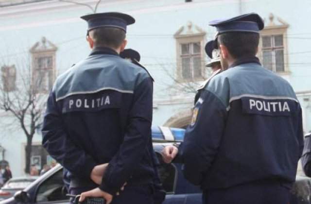 Un comisar sef si 6 politisti au fost retinuti. Au luat peste 100 de spagi intr-o singura luna