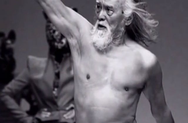 [VIDEO] La 80 de ani, acest bunic a devenit un model de succes