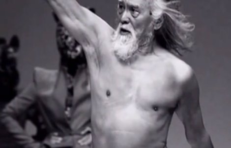 La 80 de ani, acest bunic a devenit un model de succes