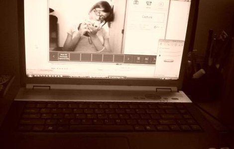 Experiment: Internautii "isi pierd capul" in fata unei domnisoare blonde