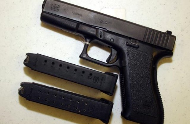 Un ofiter DIPI si-a impuscat sotia si un coleg