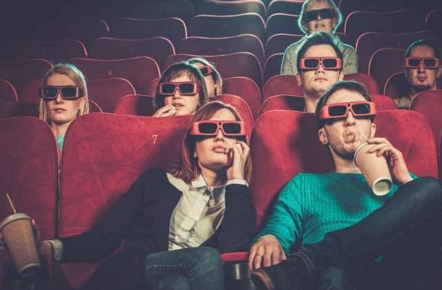 Timis: Doi judecatori au cerut reluarea unui film la cinema, pentru ca au intarziat