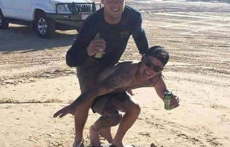 S-au suit pe o broasca testoasa, pe plaja. Pedeapsa dura pe care o risca acesti tineri