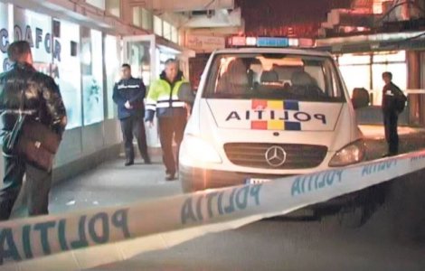 Un elev la Liceul de Informatica din Iasi, fiul unui ofiter SRI, a fost gasit mort in locuinta, cu un cutit infipt in spate