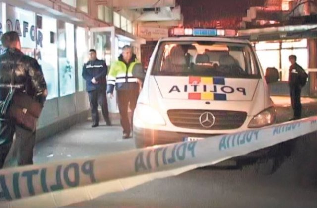 Un elev la Liceul de Informatica din Iasi, fiul unui ofiter SRI, a fost gasit mort in locuinta, cu un cutit infipt in spate