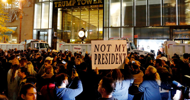 Mii de americani au protestat pasnic in a treia noapte consecutiva