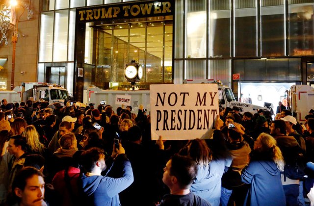 Mii de americani au protestat pasnic in a treia noapte consecutiva fata de victoria lui Donald Trump