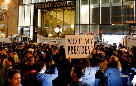 Mii de americani au protestat pasnic in a treia noapte consecutiva fata de victoria lui Donald Trump